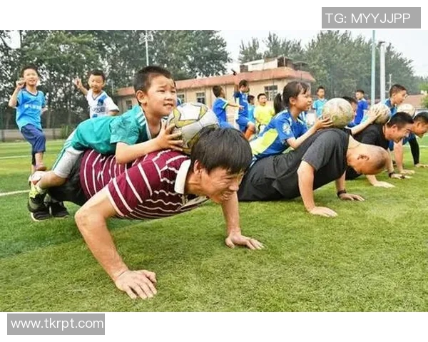 足球明星温情瞬间抱着孩子的感人照片展现父爱如山的动人时刻