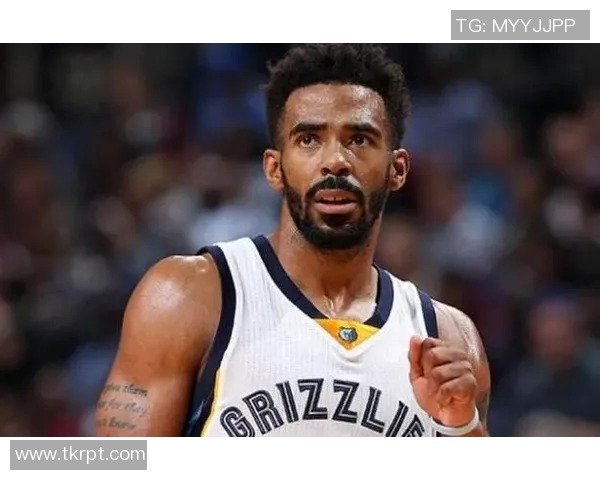 足球明星遭遇骨折伤痛回顾及其对职业生涯的影响分析